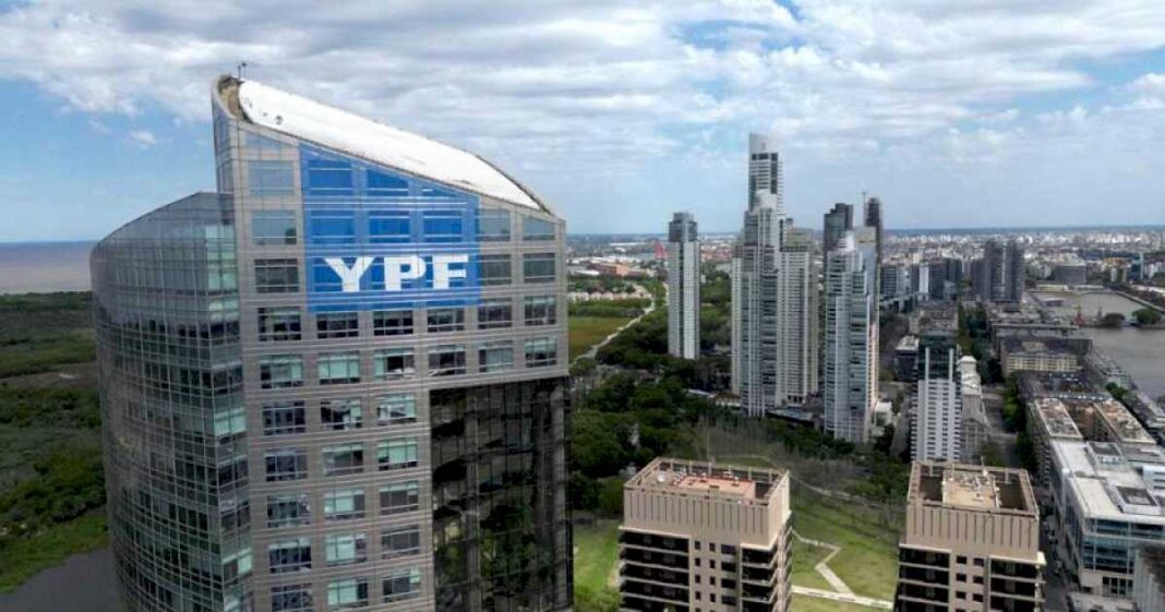 juicio-por-ypf:-antes-de-irse,-el-gobierno-tiene-que-decidir-si-pone-una-garantia-o-le-pasa-la-definicion-a-milei