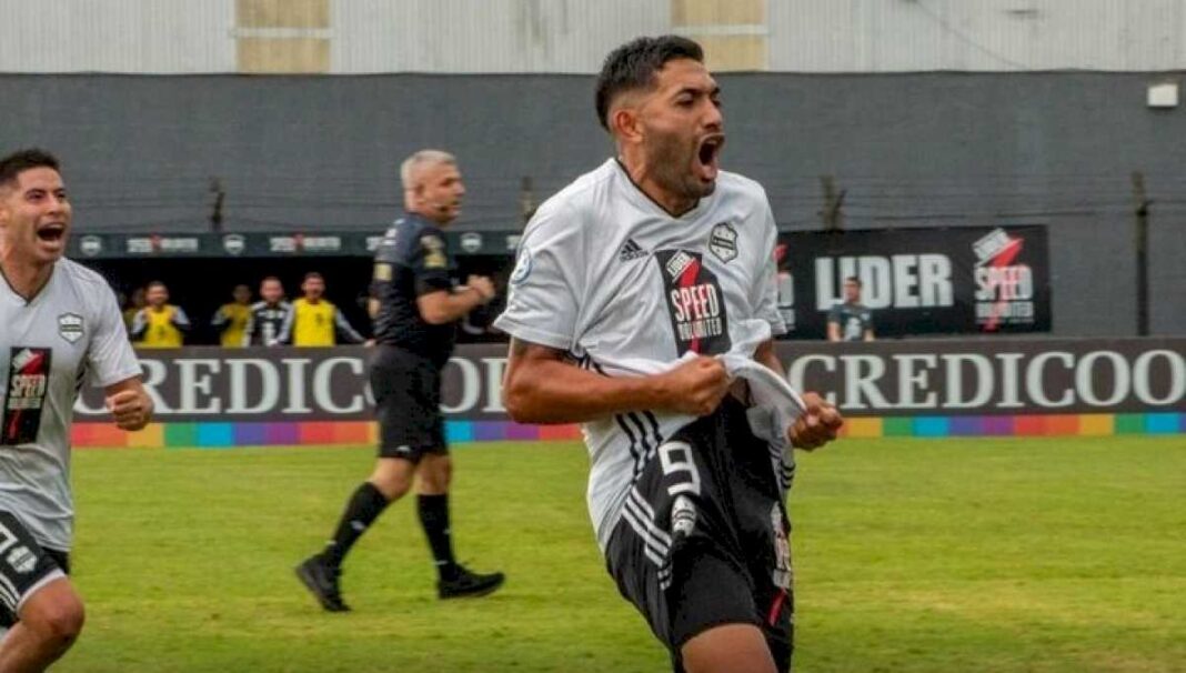 riestra,-de-la-d-a-las-puertas-de-la-a-en-10-anos:-un-camino-de-polemicas,-un-abogado-mediatico-y-el-aura-de-maradona