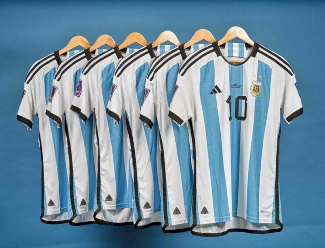 por-que-lionel-messi-puede-romper-otro-record-con-las-seis-camisetas-que-uso-en-qatar-2022-y-seran-subastadas