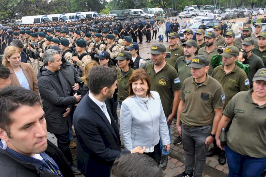 con-un-imponente-despliegue-de-fuerzas,-patricia-bullrich-le-envio-un-mensaje-a-narcos-y-sicarios-de-rosario:-aca-no-se-hace-lo-que-se-quiere