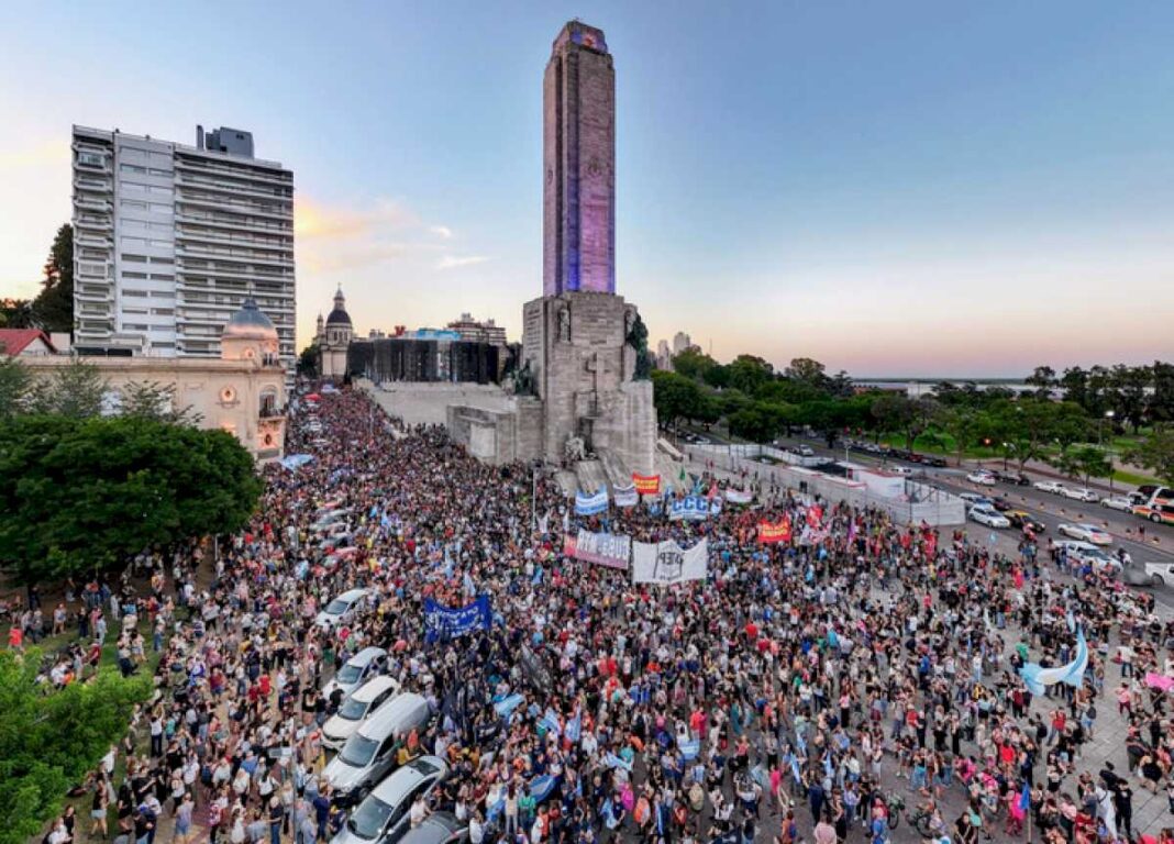 cacerolazos-en-la-plata-y-marchas-en-el-congreso-y-rosario-contra-el-dnu-de-javier-milei