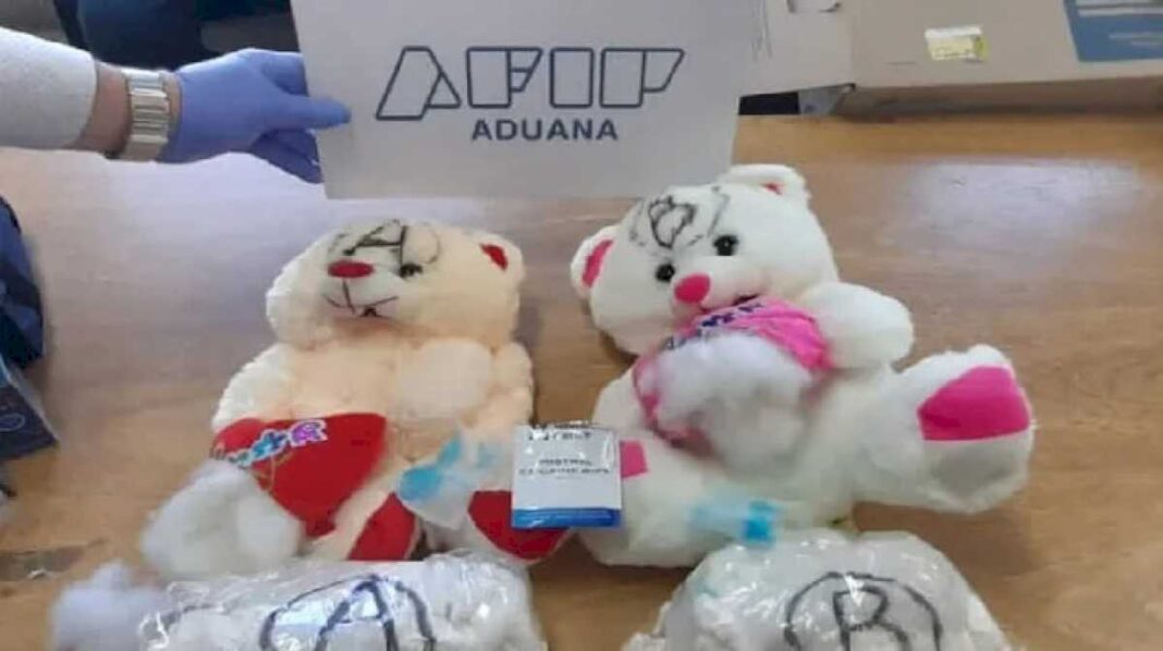 secuestraron-dos-osos-de-peluche-impregnados-con-cocaina-liquida:-iban-a-ser-trasladados-a-hong-kong