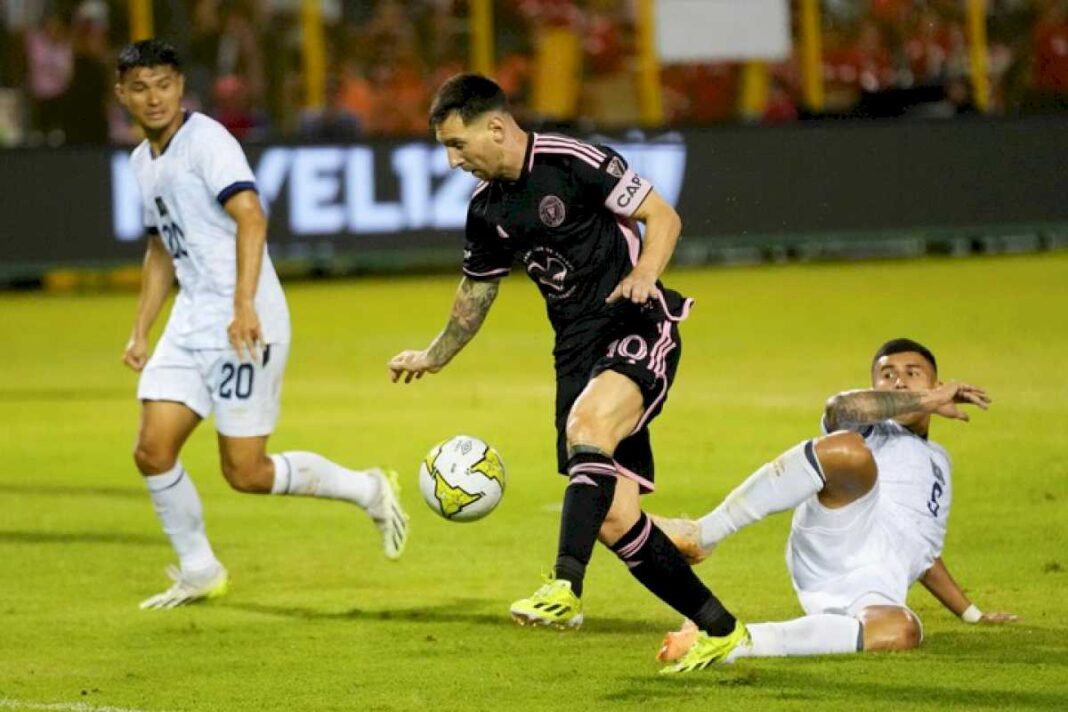 messi-se-reencontro-con-suarez,-pero-apenas-jugaron-45-minutos-e-inter-miami-empato-ante-el-salvador