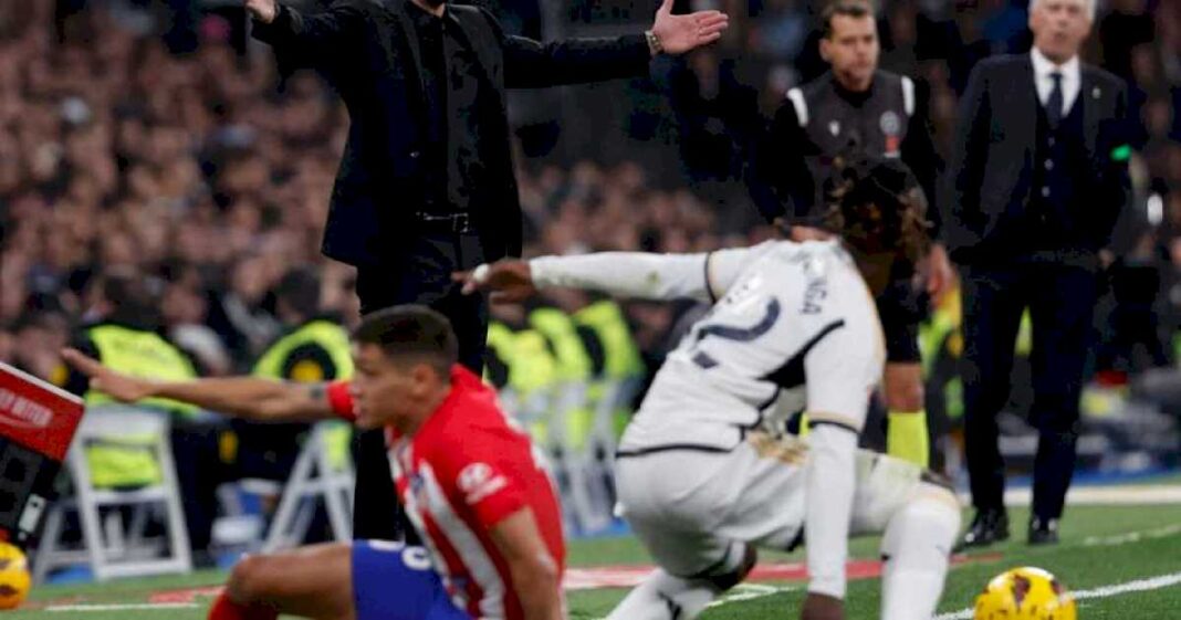 el-atletico-de-madrid-del-cholo-simeone-y-su-empate-agonico-en-el-clasico-ante-el-real-que-dio-vida-a-la-liga-de-espana