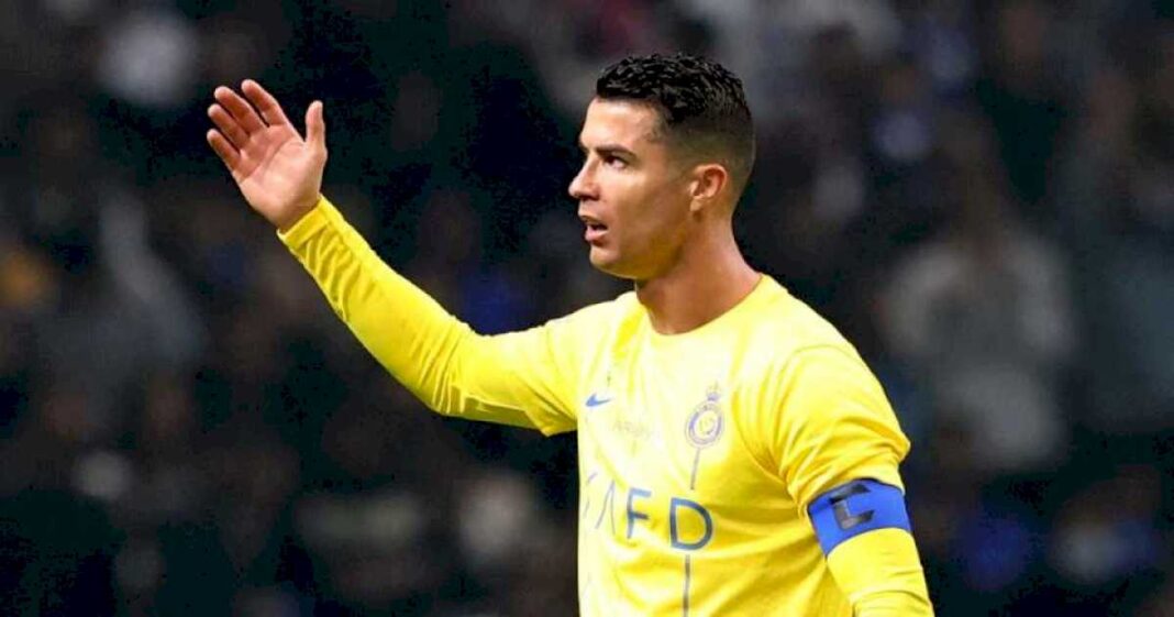 el-obsceno-gesto-de-cristiano-ronaldo:-se-paso-una-camiseta-rival-por-los-genitales-cansado-que-le-griten-por-lionel-messi