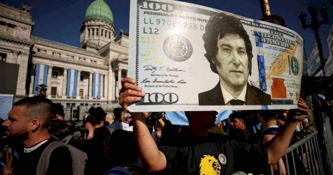 por-que-baja-el-dolar-blue-mientras-javier-milei-insiste-con-la-dolarizacion:-las-razones