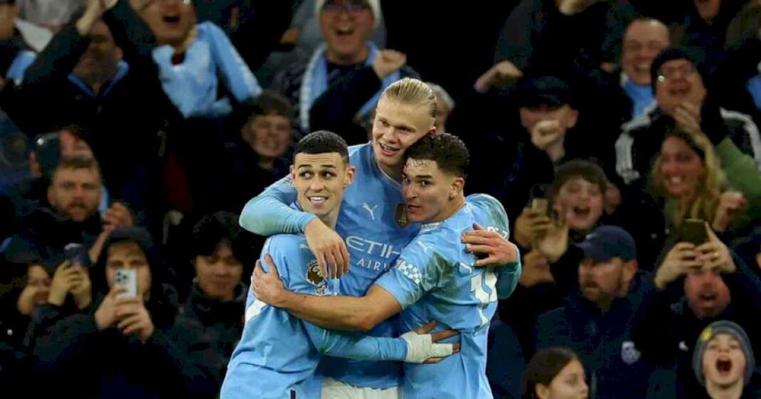 asistencia-de-julian-alvarez-y-gol-de-haaland:-la-formula-del-triunfo-del-manchester-city-que-dejo-al-rojo-vivo-la-premier-league