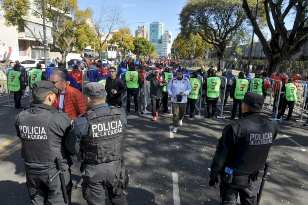 megaoperativo-de-seguridad-para-el-superclasico-:-record-de-efectivos-por-la-interna-de-la-barra-de-river