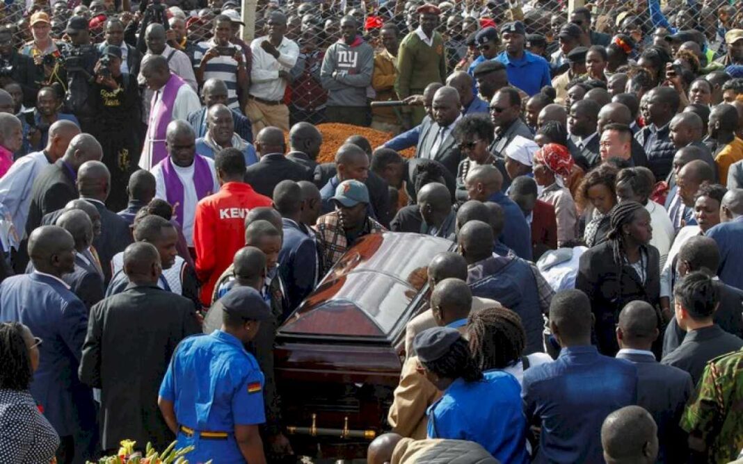 el-ultimo-adios-a-kelvin-kiptum:-una-multitud-acudio-al-funeral-en-kenia-para-despedir-al-atleta-que-murio-a-los-24-anos