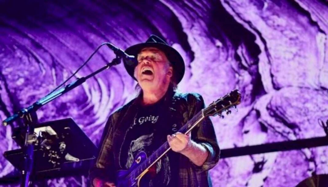 neil-young-se-peleo-con-spotify,-retiro-sus-temas,-perdio-300-millones-de-dolares-y-ahora-hizo-las-paces