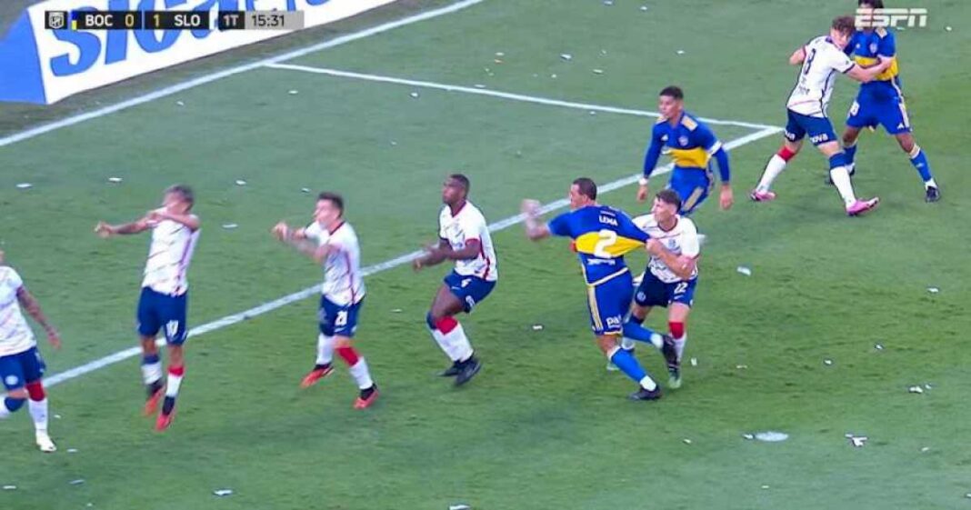 el-penal-que-pidio-boca-ante-san-lorenzo-y-no-cobraron:-claro-agarron-a-lema