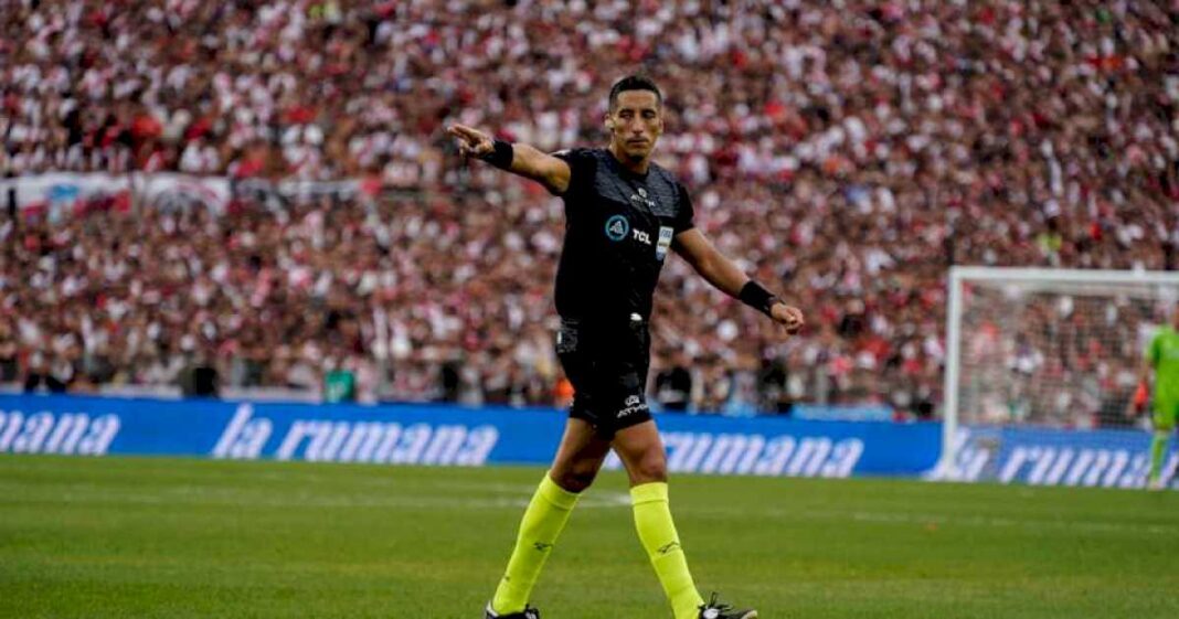 se-confirmo-el-arbitro-para-el-superclasico:-yael-falcon-perez-repite-tras-el-empate-en-el-monumental