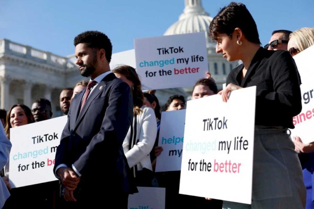 tiktok,-otra-vez-al-borde-de-la-prohibicion-en-estados-unidos:-aprobaron-un-proyecto-que-obliga-a-cambiar-de-dueno-a-la-plataforma-china