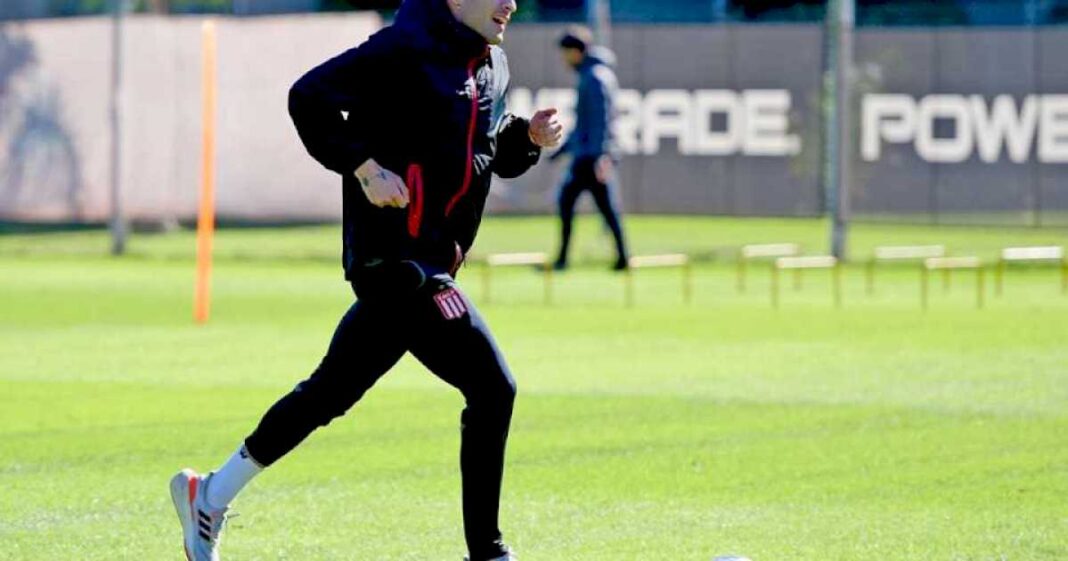 estudiantes-sonrie-a-la-espera-de-la-gran-final:-javier-altamirano-volvio-a-entrenarse-despues-de-siete-semanas