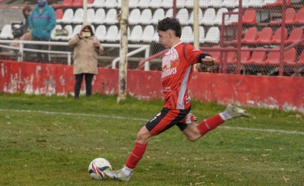 un-juvenil-de-huracan-de-comodoro-rivadavia-metio-un-escandaloso-gol-de-rabona-que-pide-a-gritos-su-lugar-entre-los-candidatos-al-puskas