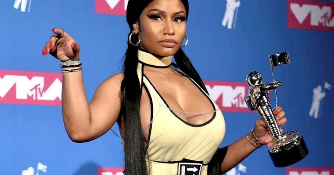 nicki-minaj-fue-detenida-en-el-aeropuerto-de-amsterdam-por-supuesta-posesion-de-drogas-y-lo-transmitio-en-vivo-por-redes-sociales