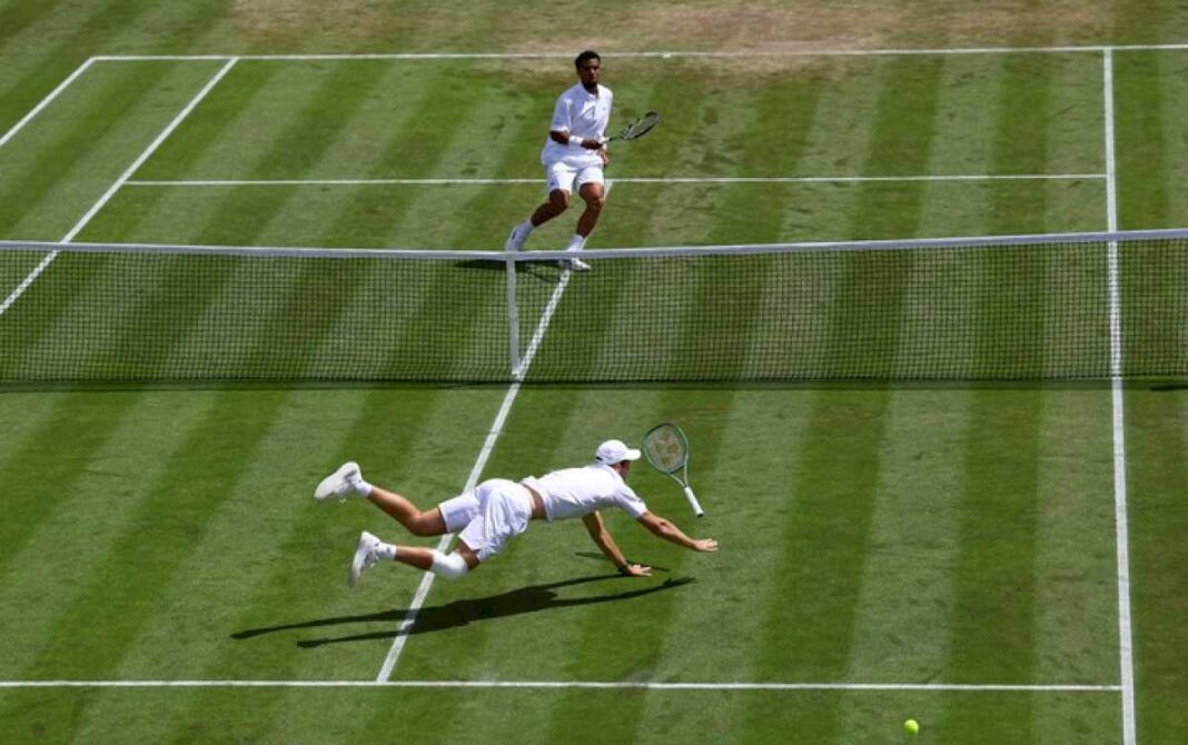 dos-porrazos-y-triste-adios-en-wimbledon:-el-favorito-hubert-hurkacz-se-tiro-de-cabeza-en-dos-puntos-seguidos-y-termino-lesionado