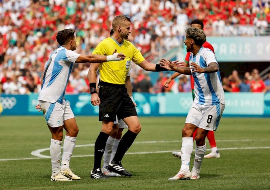 el-partido-mas-largo-del-mundo:-por-que-el-arbitro-sueco-adiciono-15-minutos-en-el-argentina-vs-marruecos-que-termino-en-escandalo