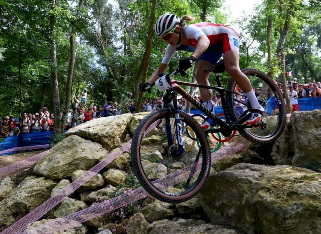 brutal-caida-de-una-ciclista-de-francia-en-los-juegos-olimpicos-de-paris-2024:-peleaba-por-la-medalla,-quedo-inconsciente-y-sufrio-un-traumatismo-encefalocraneal