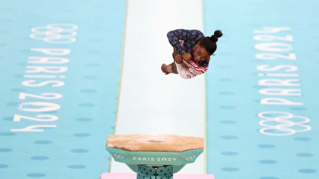 simone-biles-y-un-regreso-con-gloria-en-paris:-llego-a-su-quinto-oro-olimpico-en-la-final-por-equipos-de-la-gimnasia-artistica