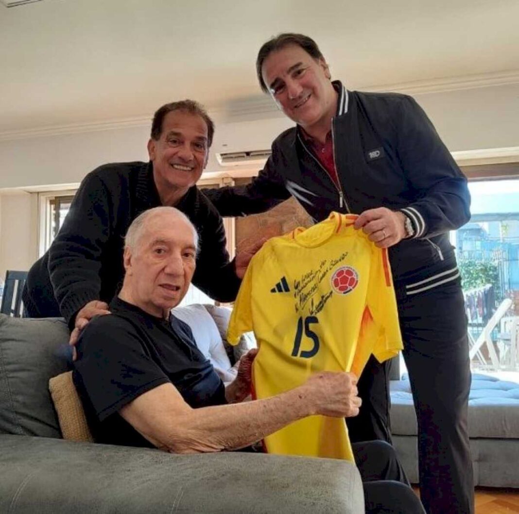 nestor-lorenzo-visito-a-carlos-bilardo-y-le-regalo-una-camiseta-de-la-seleccion-colombia-subcampeona-de-la-copa-america