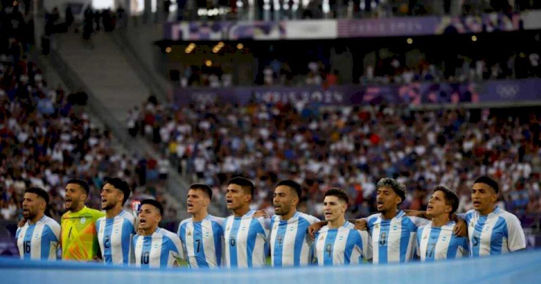 fuerte-abucheo-al-himno-argentino-antes-del-partido-ante-francia:-algunas-sonrisas-ironicas-y-aquel-recuerdo-de-maradona-en-italia