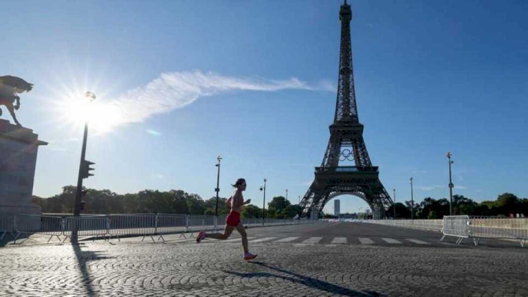 evacuada-la-torre-eiffel-antes-de-la-clausura-de-los-jjoo-por-la-presencia-de-un-escalador-no-autorizado