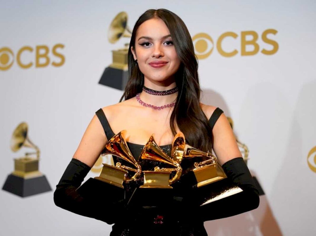 olivia-rodrigo-al-lollapalooza-2025:-la-estrella-pop-que-en-su-primer-disco-se-gasto-dos-millones-de-dolares-en-pagarle-a-taylor-swift