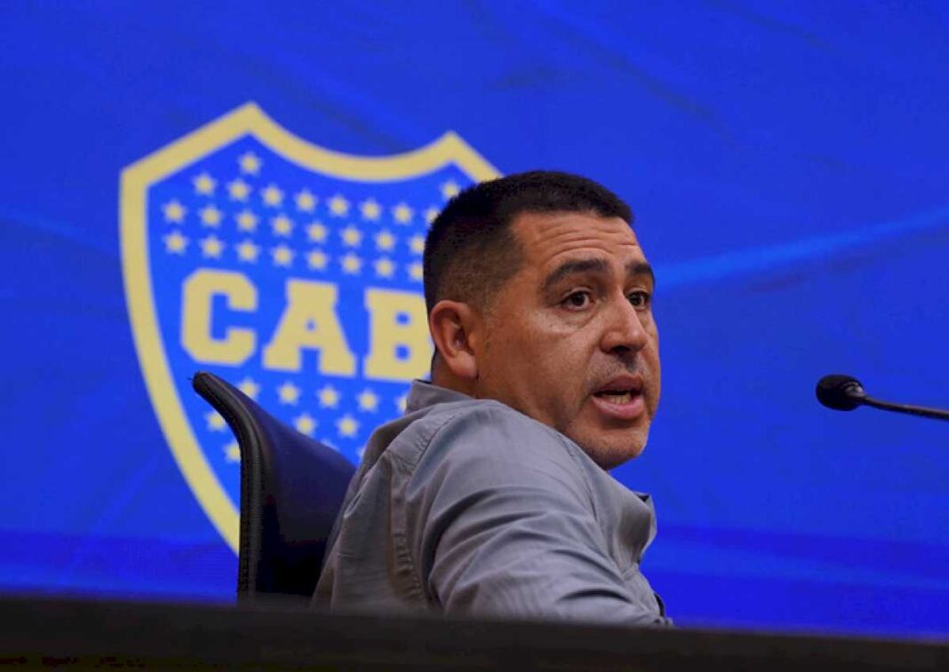 la-renuncia-de-martinez-pone-a-riquelme-en-el-centro-de-la-escena:-el-presidente-de-boca-no-puede-volver-a-fallar-al-elegir-el-nuevo-dt