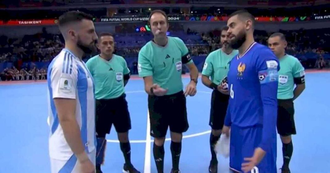 les-vamos-a-ganar-igual:-el-tenso-cruce-en-el-sorteo-entre-los-capitanes-de-argentina-y-francia,-en-el-mundial-de-futsal-de-uzbekistan-2024