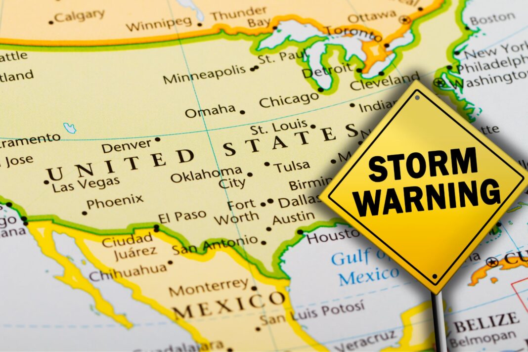 Mapa del pronóstico del tiempo mostrando las zonas de tormentas severas en el centro y este de Estados Unidos.