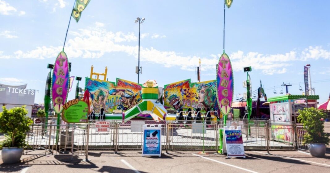 Atracción mecánica Tango detenida con personas suspendidas a gran altura en el Houston Livestock Show and Rodeo.