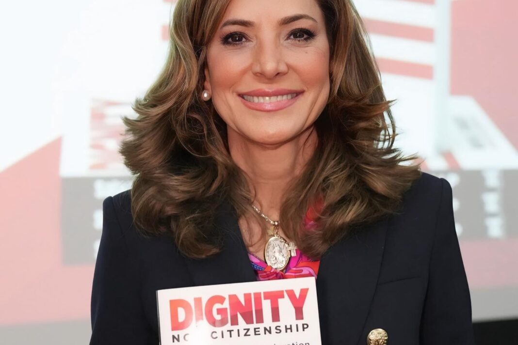 María Elvira Salazar, congresista republicana por Florida, sosteniendo su libro 