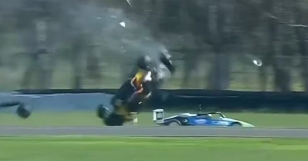 Monoplaza de Cristian Galeano volcado y destrozado sobre el césped del autódromo de La Plata tras el accidente