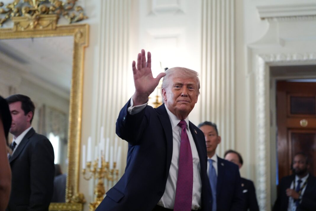 Mapa de Medio Oriente con iconos que representan diplomacia, comercio marítimo y reconstrucción.