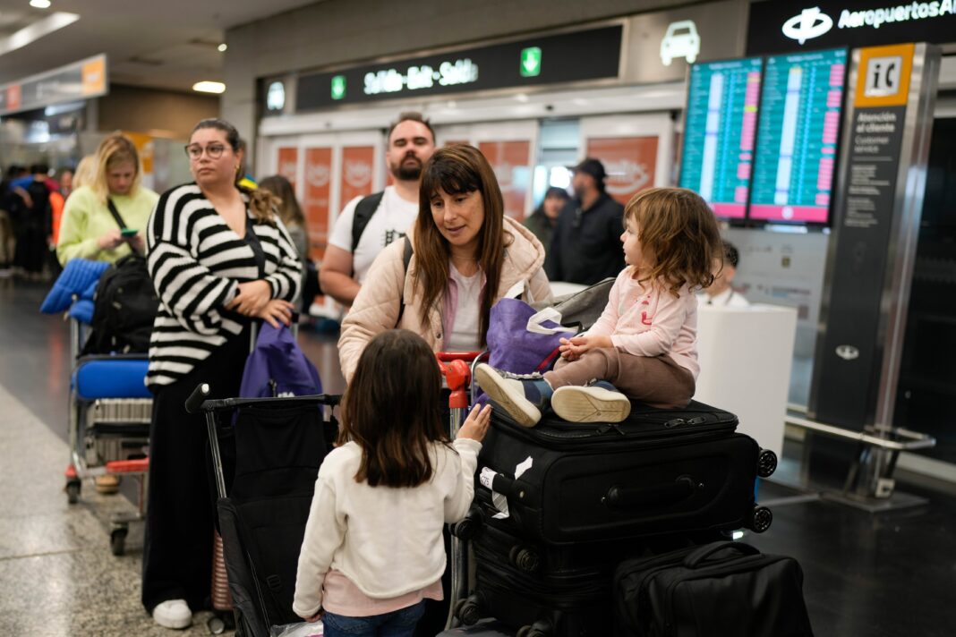 Avión de Aerolíneas Argentinas en pista de aeropuerto