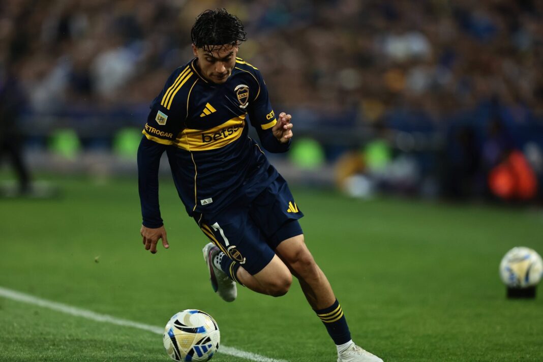 Pantalla de televisión mostrando partidos de fútbol y tenis