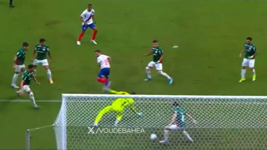 Agustín Giay, jugador de Palmeiras, en acción durante el partido contra Bahía en el Brasileirao.