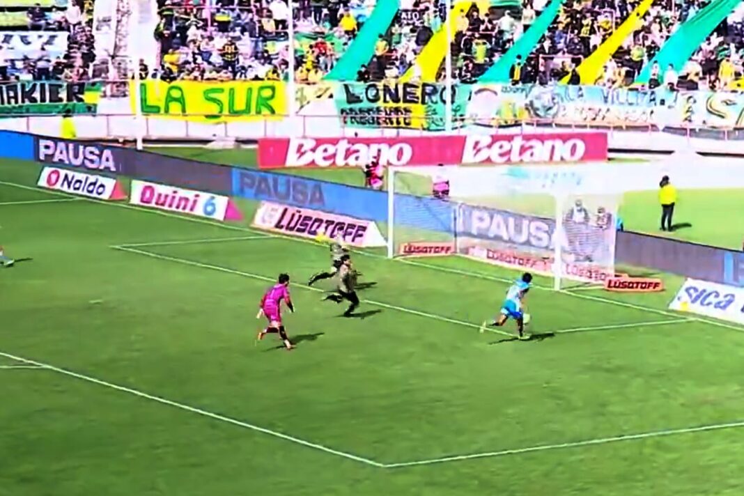 Gabriel Alanís de Estudiantes de Río Cuarto lamenta haber errado un gol frente al arco vacío contra Aldosivi.