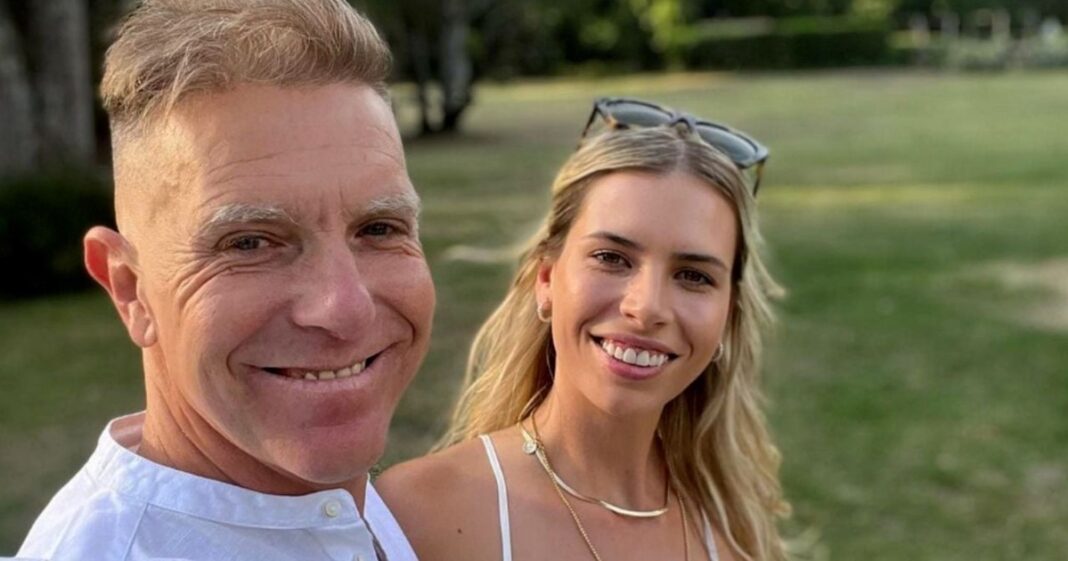 Vista exterior de la residencia de estilo toscano de Alejandro Fantino, mostrando la fachada y parte del jardín.