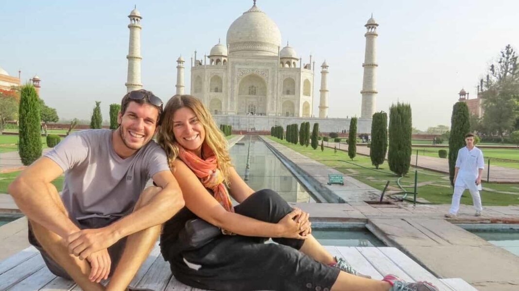 Silueta de dos personas conversando con un mapa de Argentina y España de fondo.