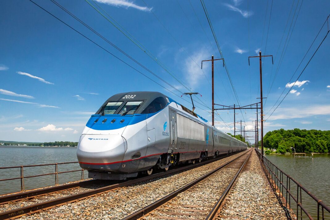 Tren de alta velocidad Acela de Amtrak circulando por vías en el Corredor Noreste de Estados Unidos.