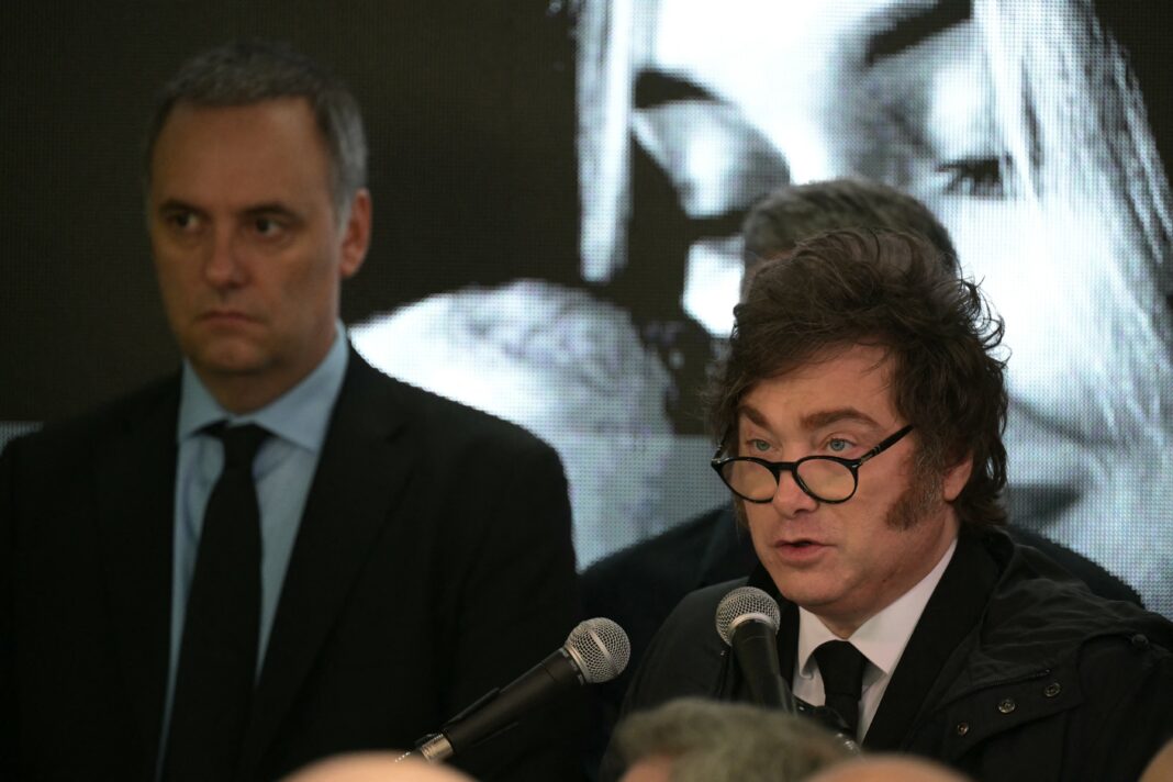 Víctor Hugo Morales en su estudio de radio durante su programa La Mañana