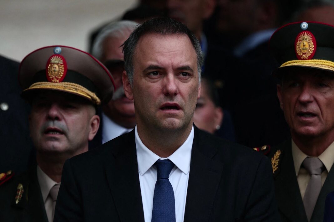 Ilustración de un análisis sobre la situación de un funcionario público.