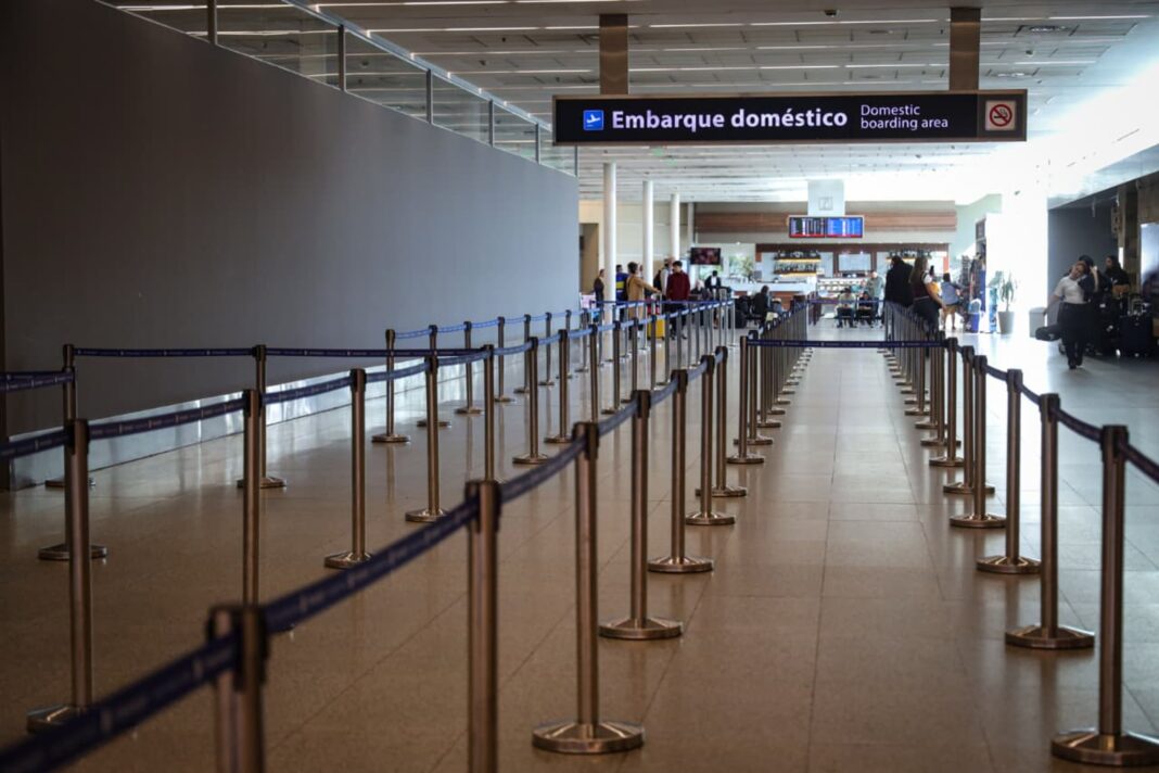 Mapa de Argentina con alerta meteorológica y avión en pista