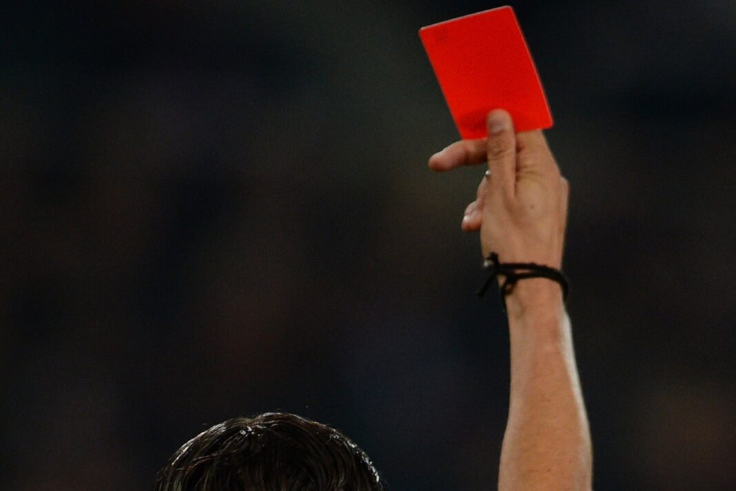 Árbitro de fútbol siendo escoltado por policías