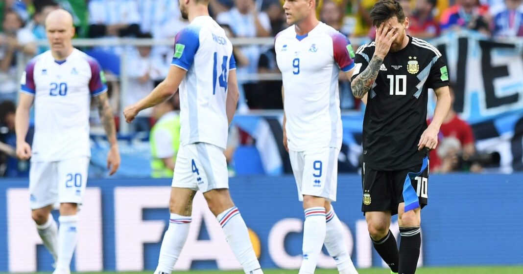 Lionel Messi con la camiseta de la Selección Argentina en un partido.