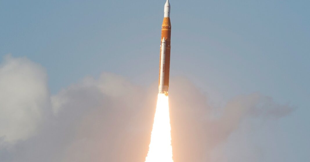 Ilustración de la cápsula Orion de la misión Artemis II en su trayectoria hacia la Luna.