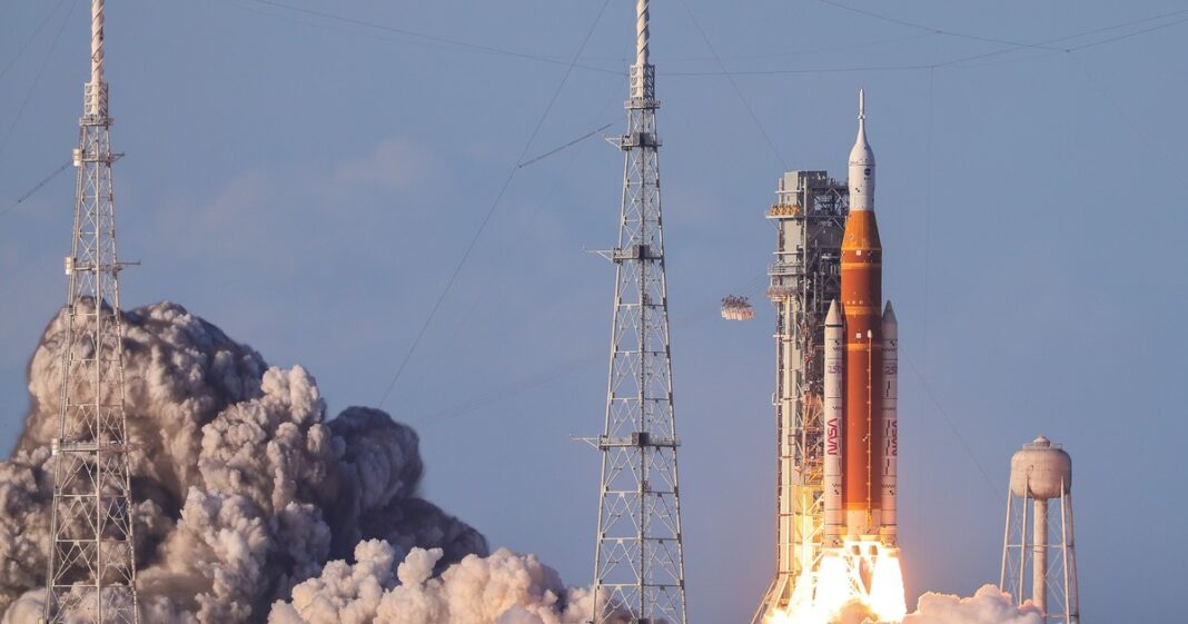 El cohete SLS de la NASA despegando desde Florida con la misión Artemis II rumbo a la Luna.