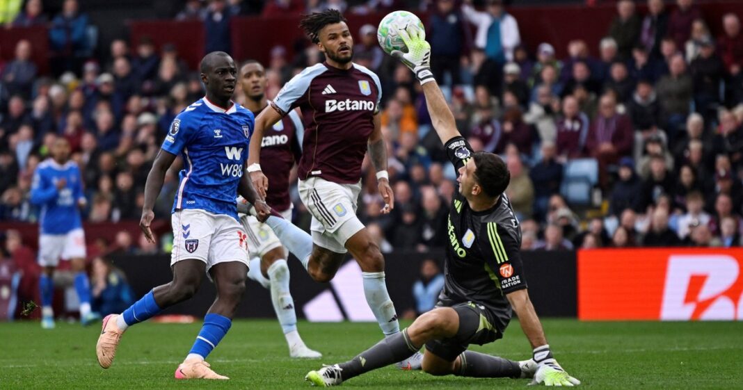 Jugadores del Aston Villa celebran el gol de la victoria en el último minuto contra el Sunderland.